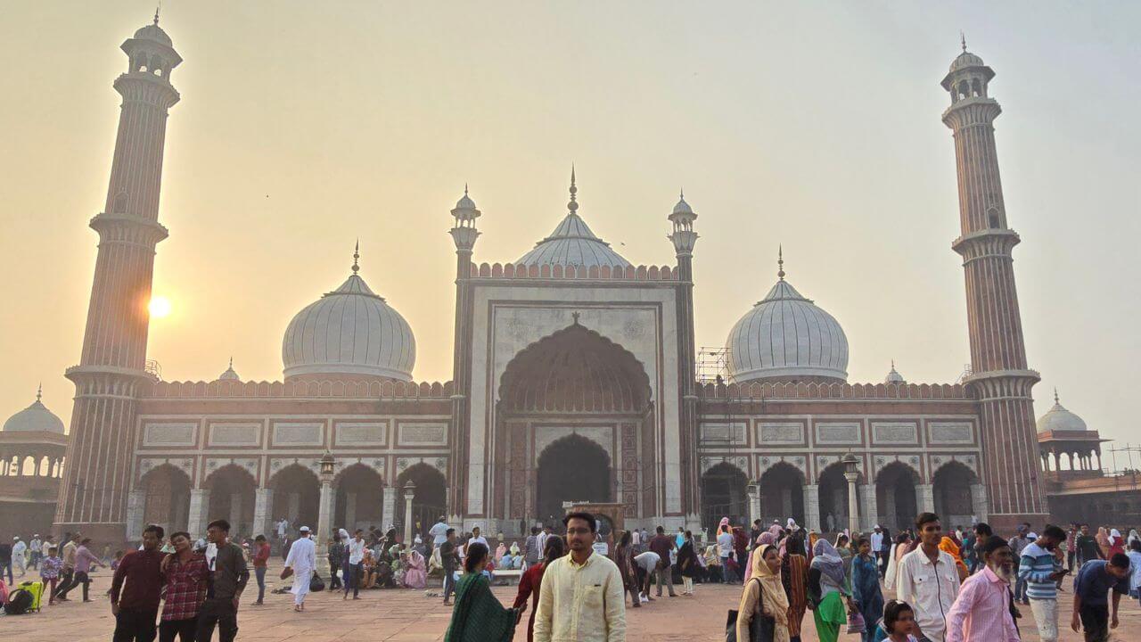 Crowd at Jama Masjid during sunset on the Same Day Old Delhi & New Delhi Tour